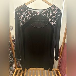 Kim & Cami black stretch long sleeve top with open floral front. Size 2X